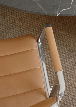 Vipp 453 Swivel Stol | Hjul | Camel Läder, Polerat Aluminium