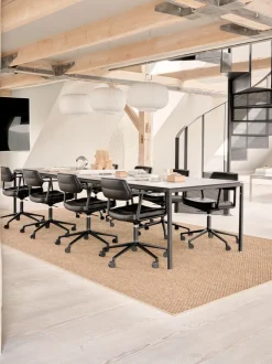 Vipp 453+ Swivel Stol | Hjul | Svart Läder, Svart Ram