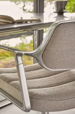 Vipp 453+ Swivel Stol | Hjul | Textil Mörk Sand, Polerat Aluminium