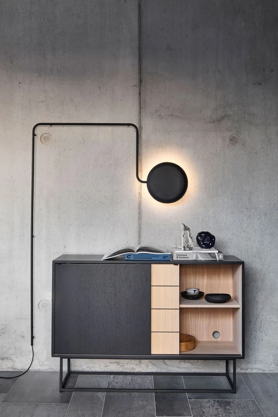 Virka Sideboard Hög | Svart / Vitpig.