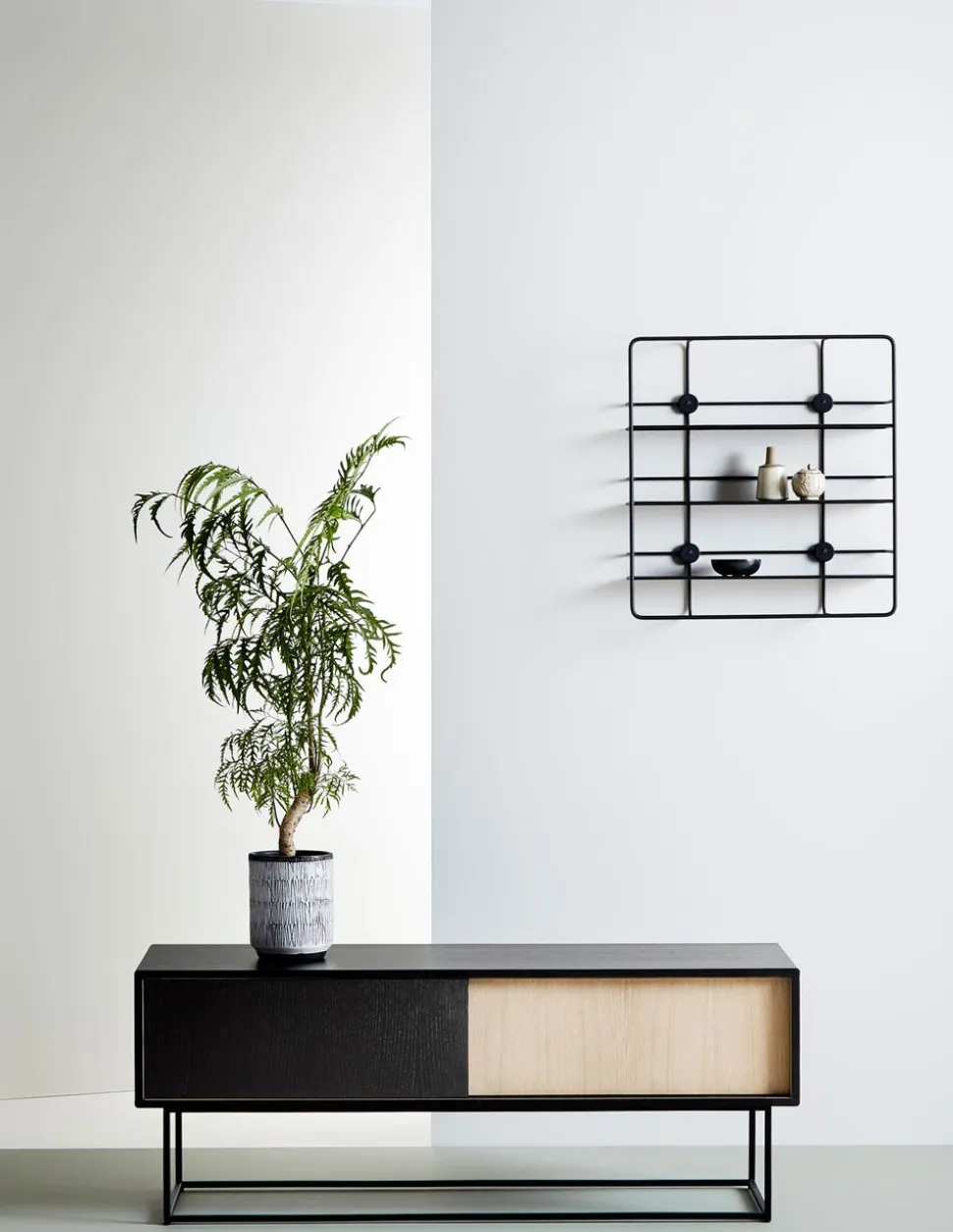 Virka Sideboard Låg | Svart / Vitpig.