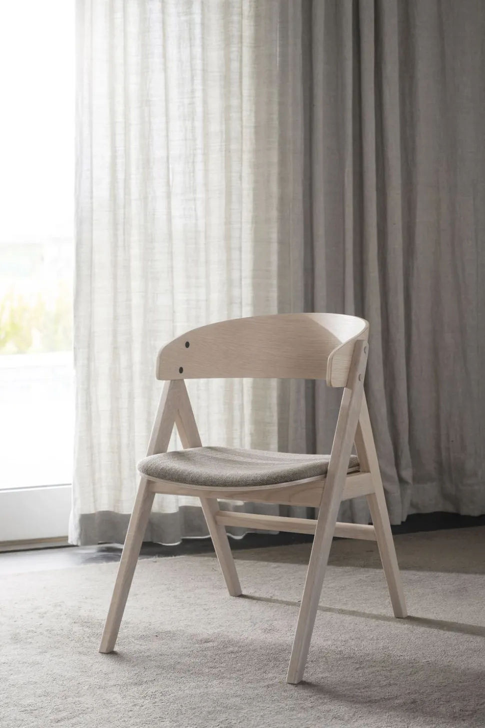 Waterton Karmstol | Vitpigmenterad Ek / Brunt Tyg