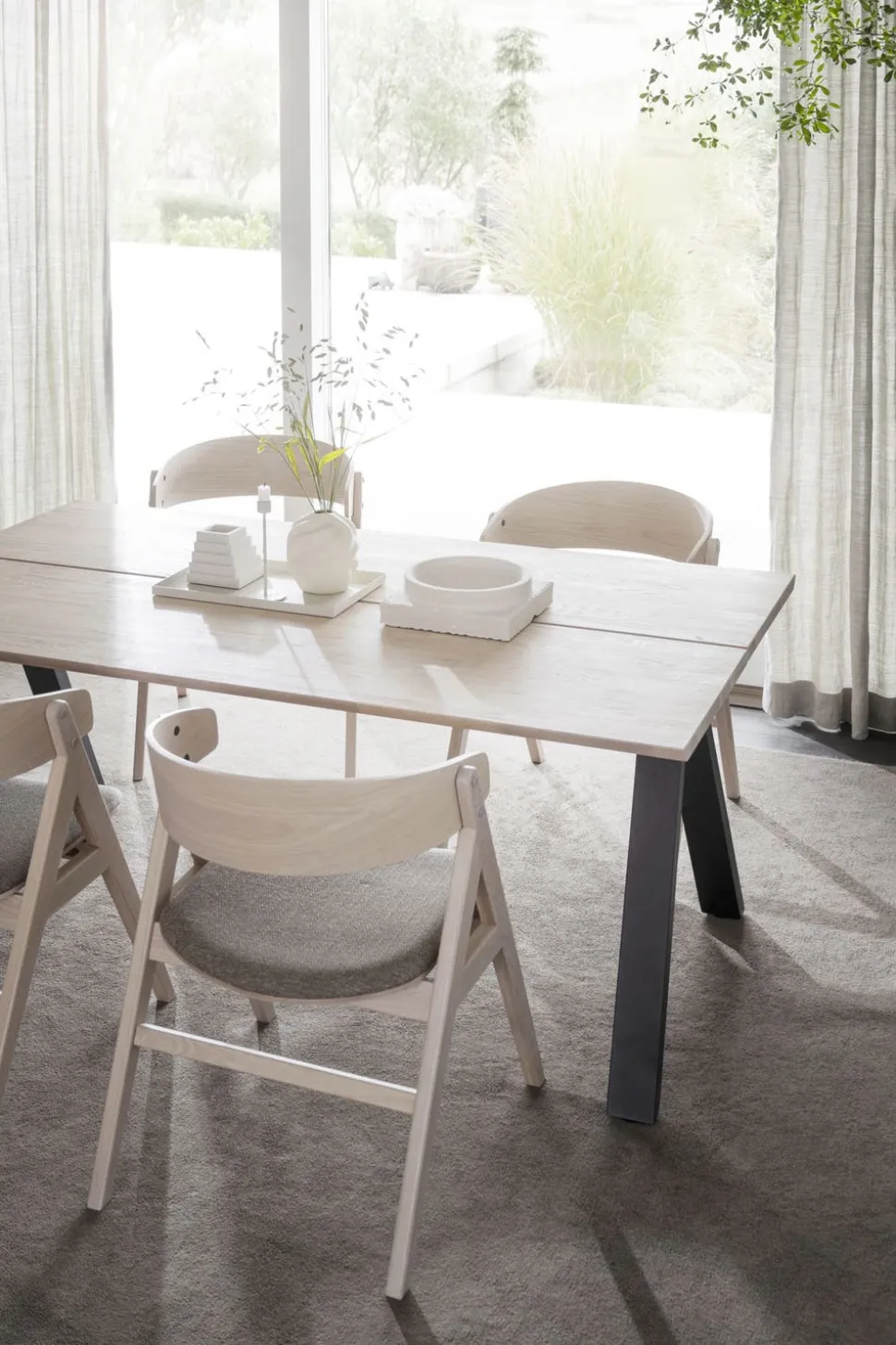 Waterton Karmstol | Vitpigmenterad Ek / Brunt Tyg
