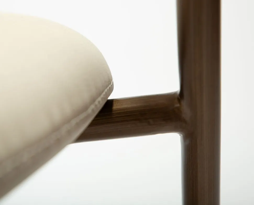 Zone Stol | Frosted Almond Konstläder | Antique Brass